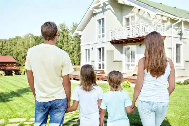 Die ganze Familie glücklich im neuen Eigenheim.