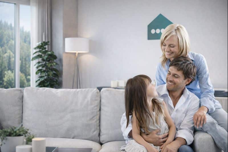 Familie im neuen Eigenheim